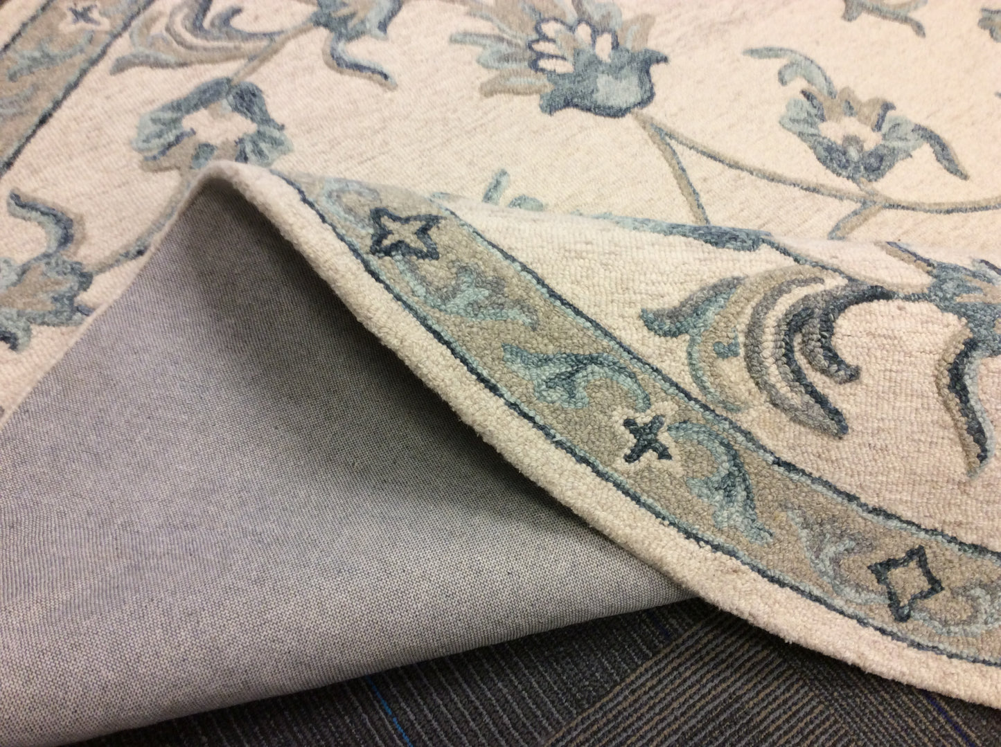 Hand Tufted Wool Ivory/Blue Floral Round Rug (7'3"Rd)