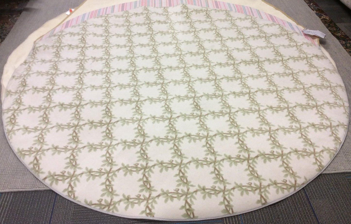 Machine Woven Milliken Nylon Ivory/Green Lattice Round Rug (7'Rd)