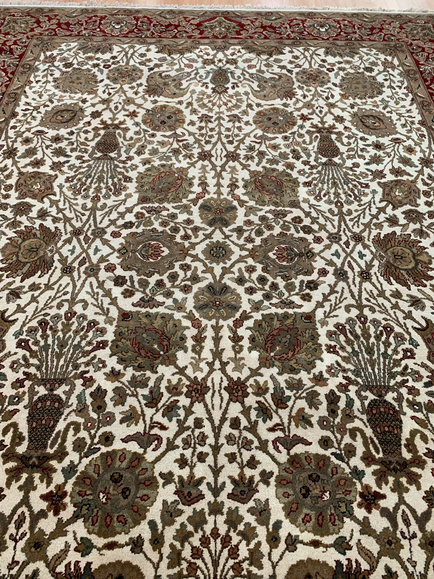 Hand-Knotted Wool Ivory/Red Agra Zeli-Sultan Rug (8'11"x12'3")