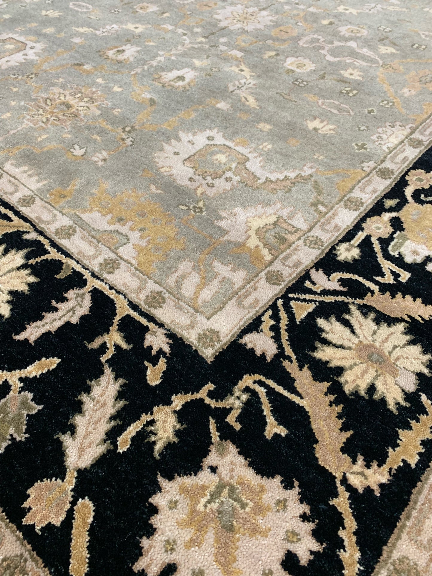 Hand-Knotted Wool Green/Black Ushak Rug (8'1"x9'11")