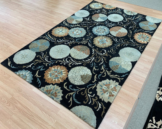Hand Tufted Wool and Silk Black Medallions Rug (5x8)