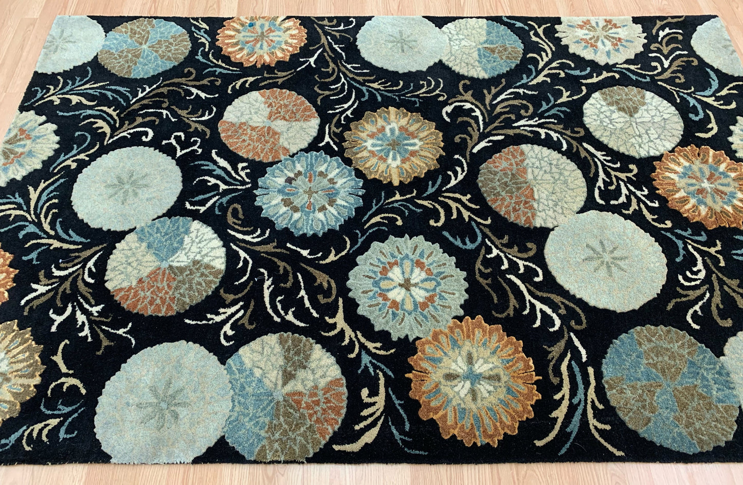 Hand Tufted Wool and Silk Black Medallions Rug (5x8)