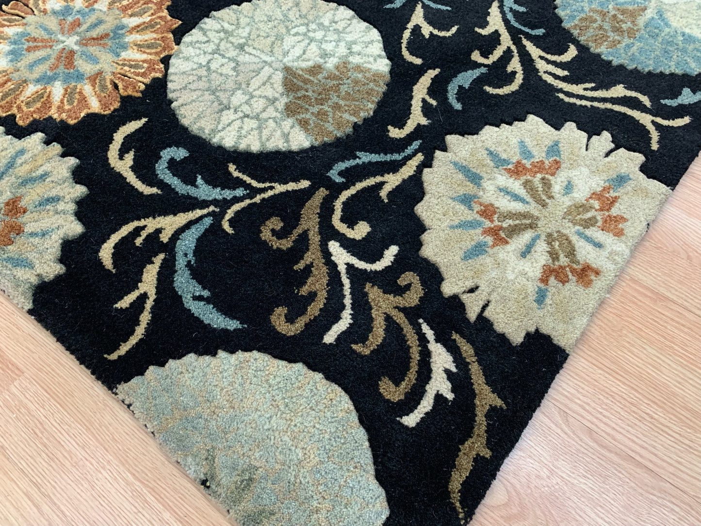 Hand Tufted Wool and Silk Black Medallions Rug (5x8)