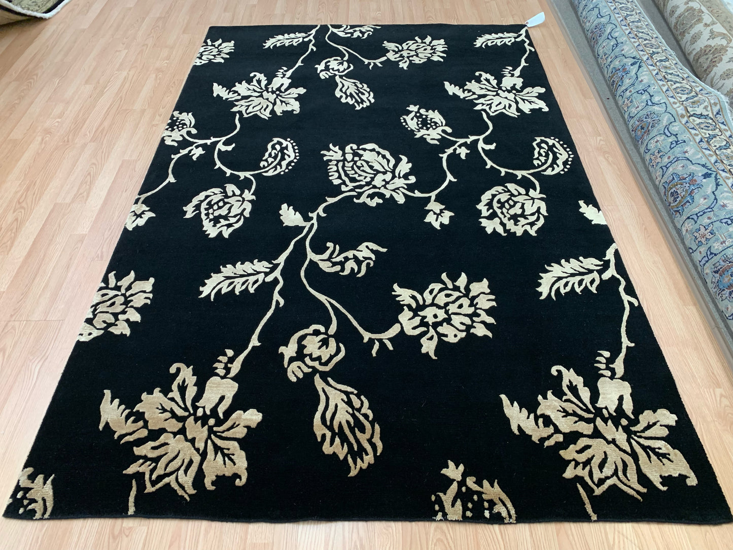 Hand-Knotted Wool and Silk Black/Gold Floral Rug (6'x9')