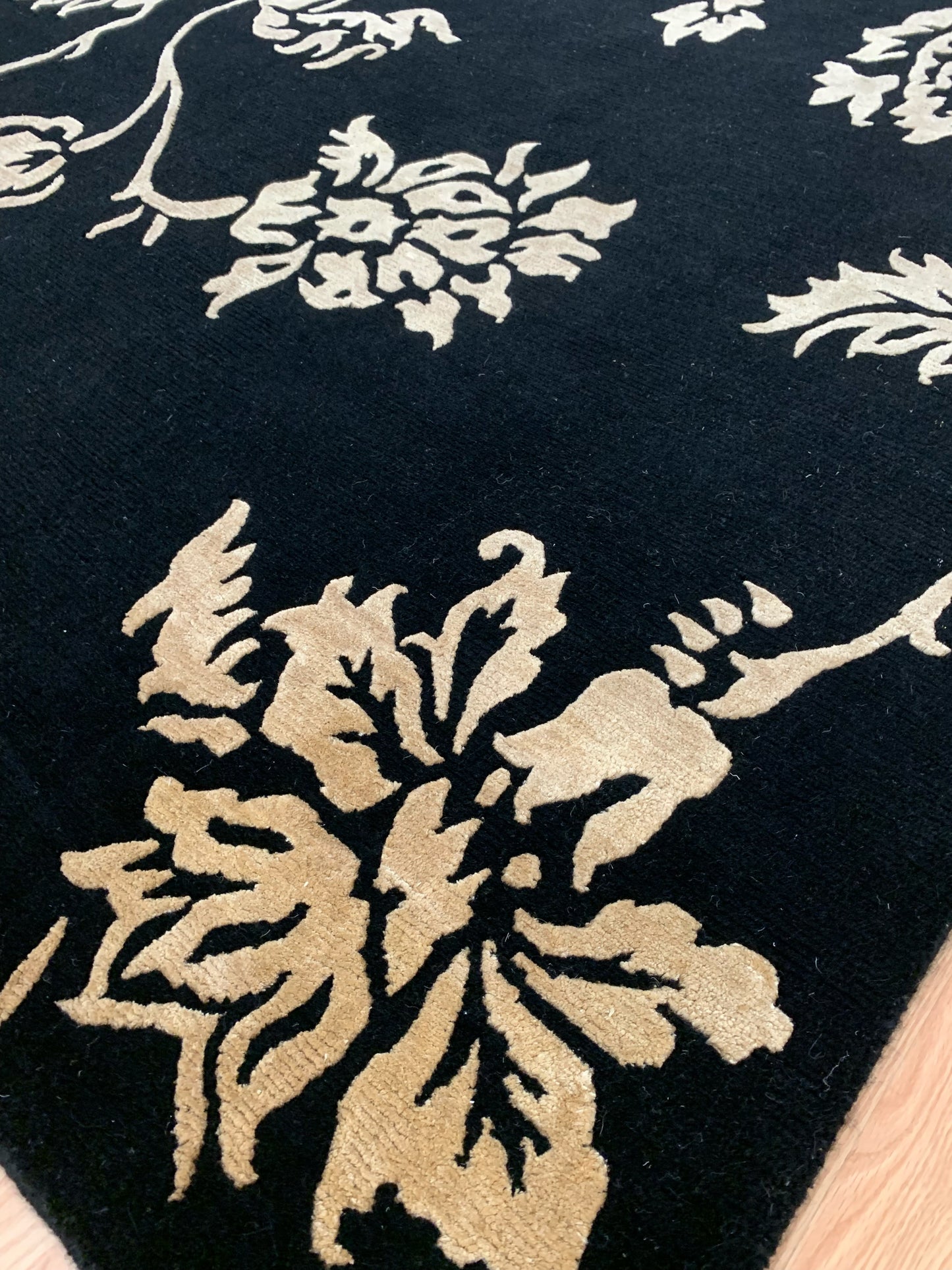 Hand-Knotted Wool and Silk Black/Gold Floral Rug (6'x9')