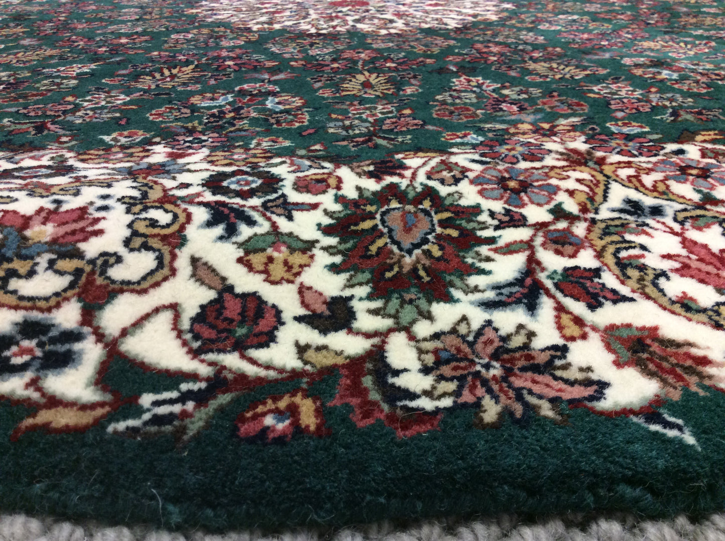 Hand-Knotted Wool Emerald Green Indo-Nain Round Rug (5'Rd)