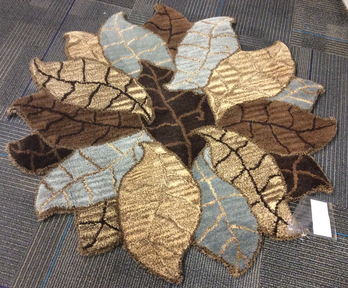 Hand Tufted Wool Freeform Leaf Freeform Rug (4'Rd)