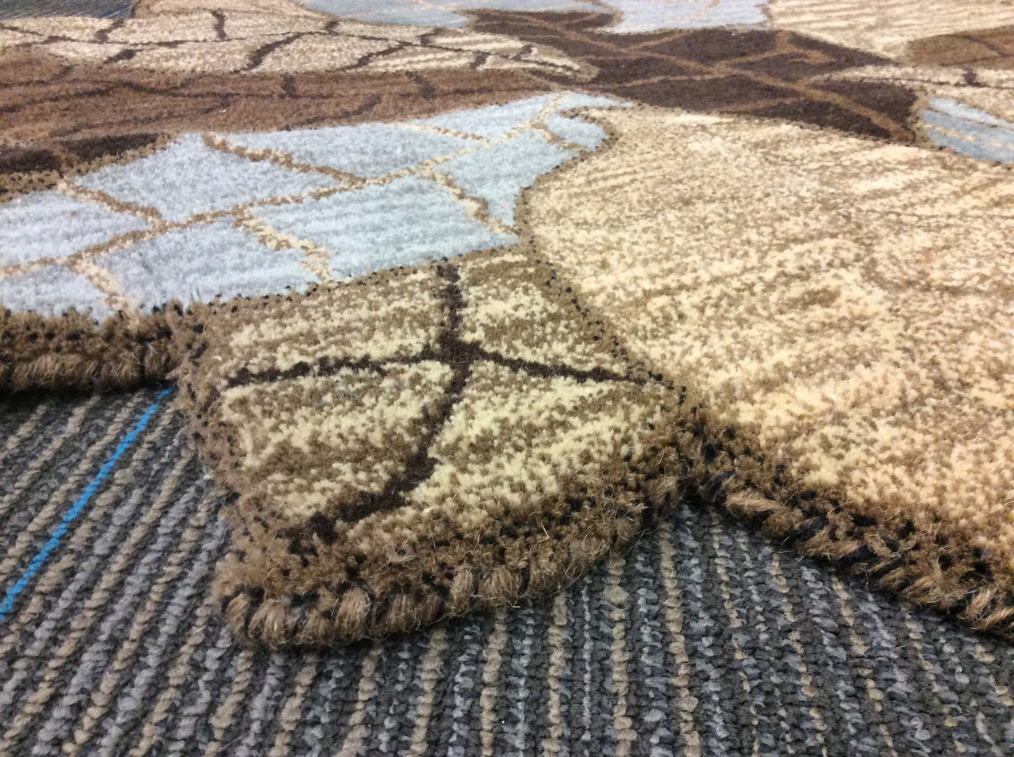 Hand Tufted Wool Freeform Leaf Freeform Rug (4'Rd)