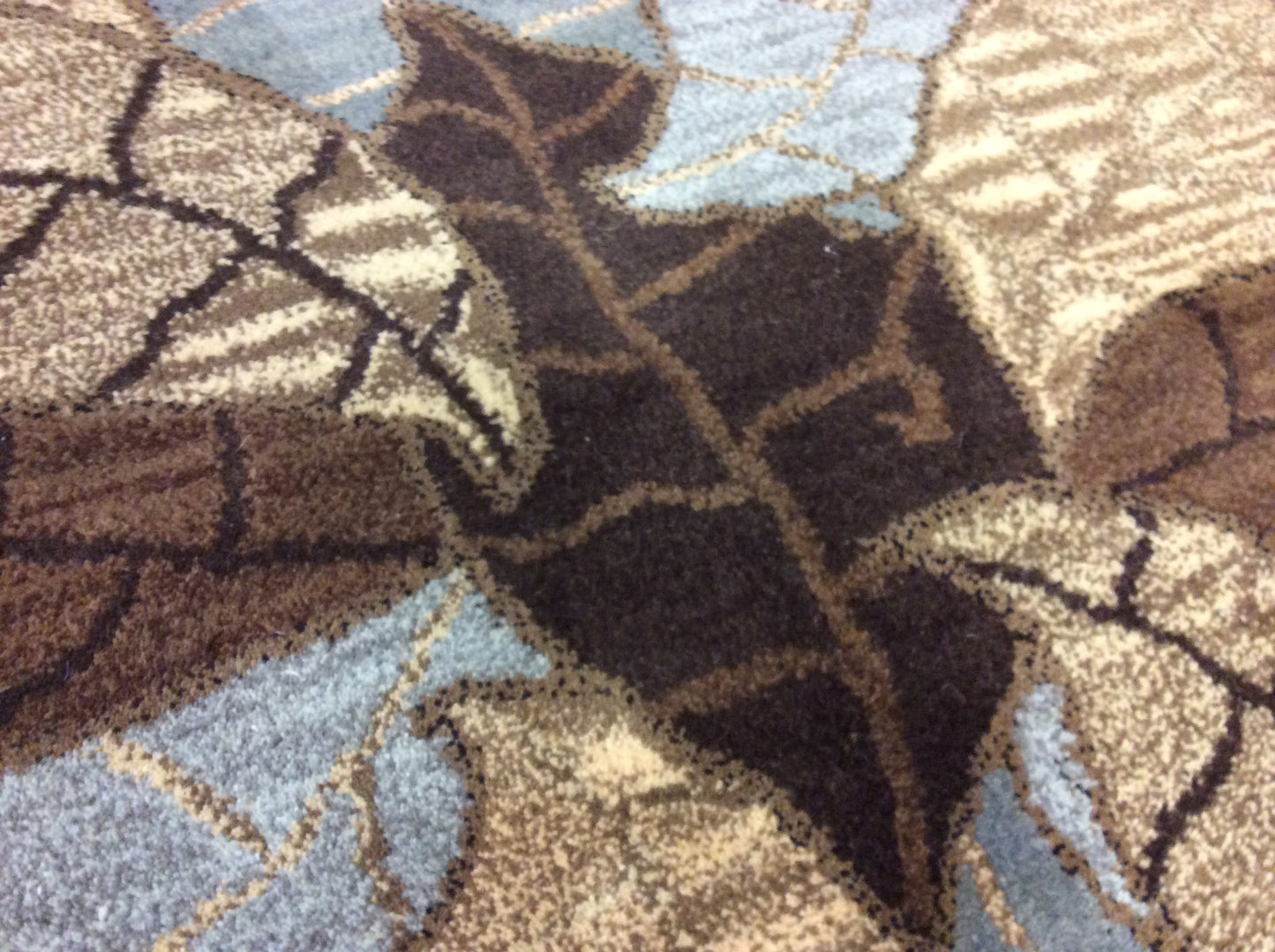 Hand Tufted Wool Freeform Leaf Freeform Rug (4'Rd)