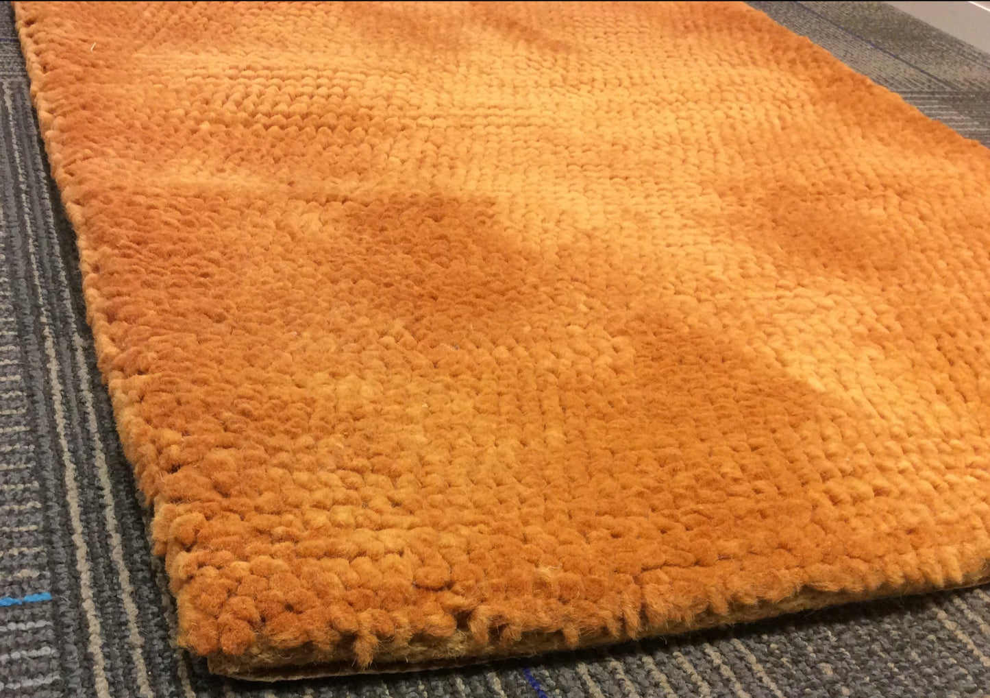Hand Tufted Wool Sun Orange Pebble Rug (2'x3')