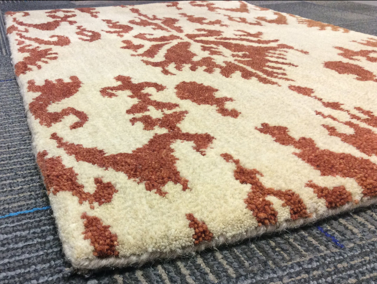 Hand Tufted Wool Ivory/Rust Ikat Rug (2'x3')