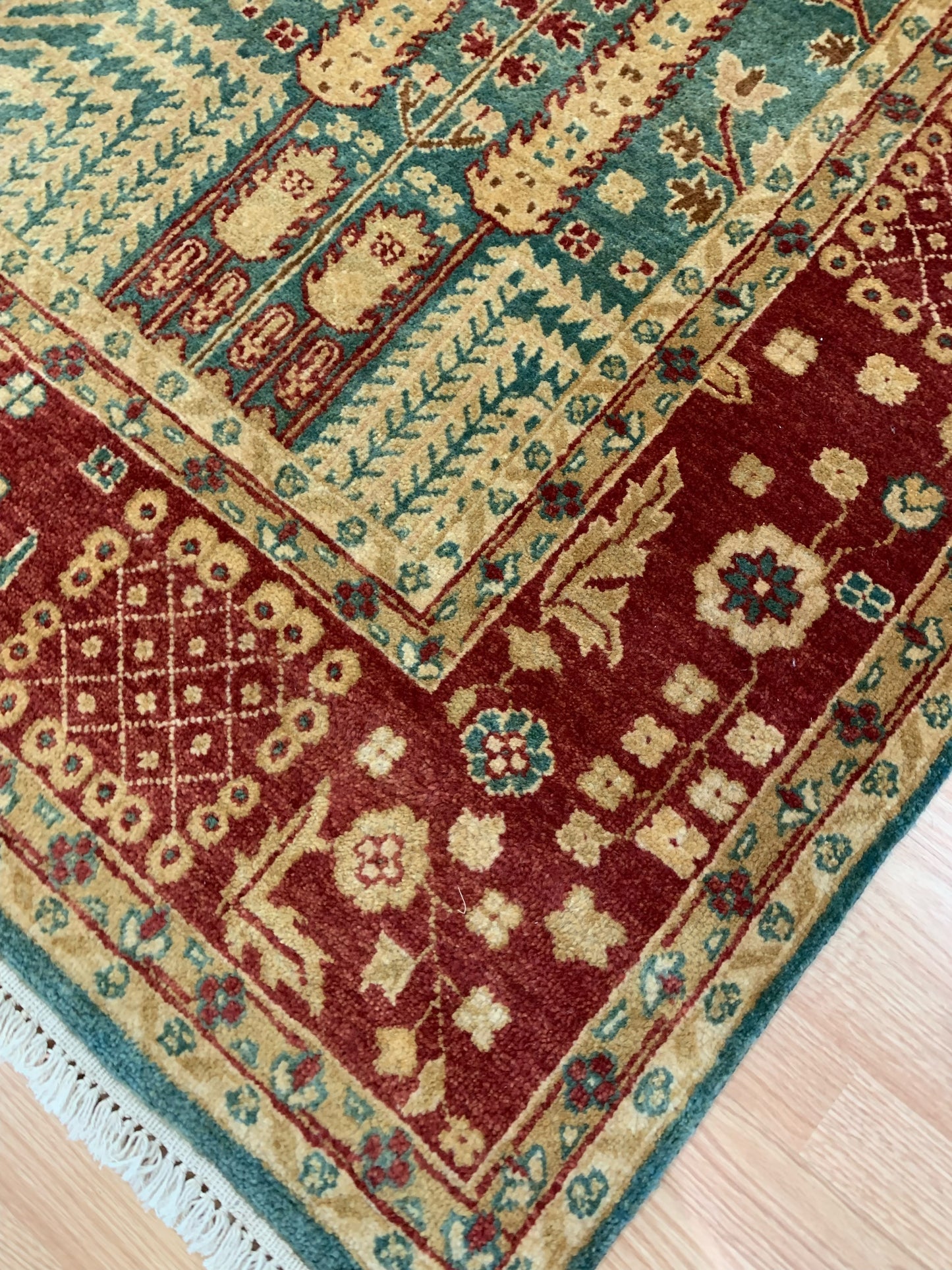 Hand-Knotted Wool Green Akbar Rug(6'6"x9'3")