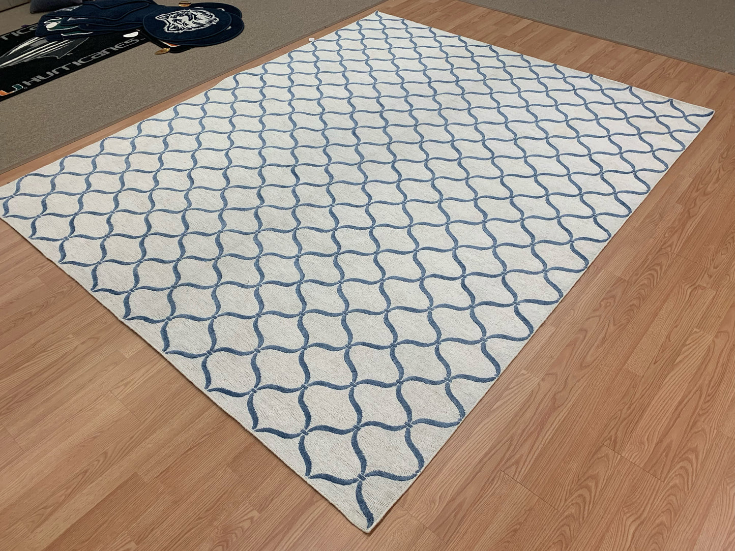 Hand-Knotted Wool & Bamboo Silk White/Blue Arabesque Sumak Rug (7'10"x9'9")