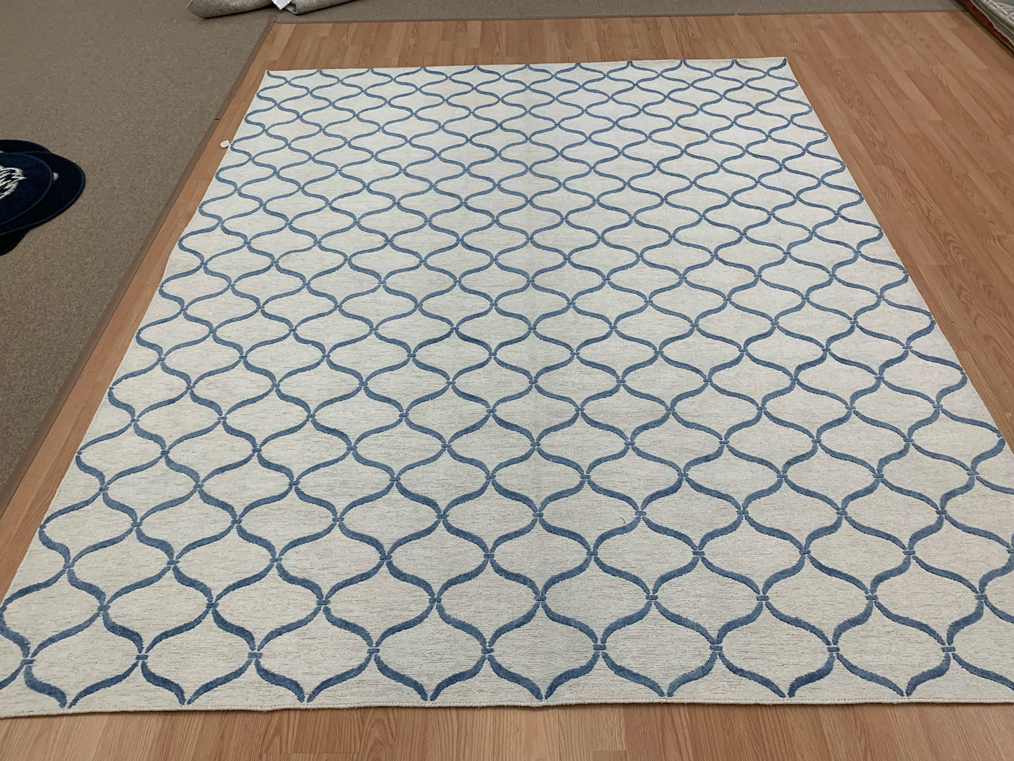 Hand-Knotted Wool & Bamboo Silk White/Blue Arabesque Sumak Rug (7'10"x9'9")