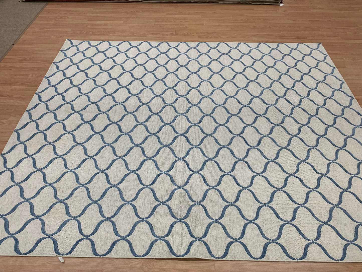 Hand-Knotted Wool & Bamboo Silk White/Blue Arabesque Sumak Rug (7'10"x9'9")