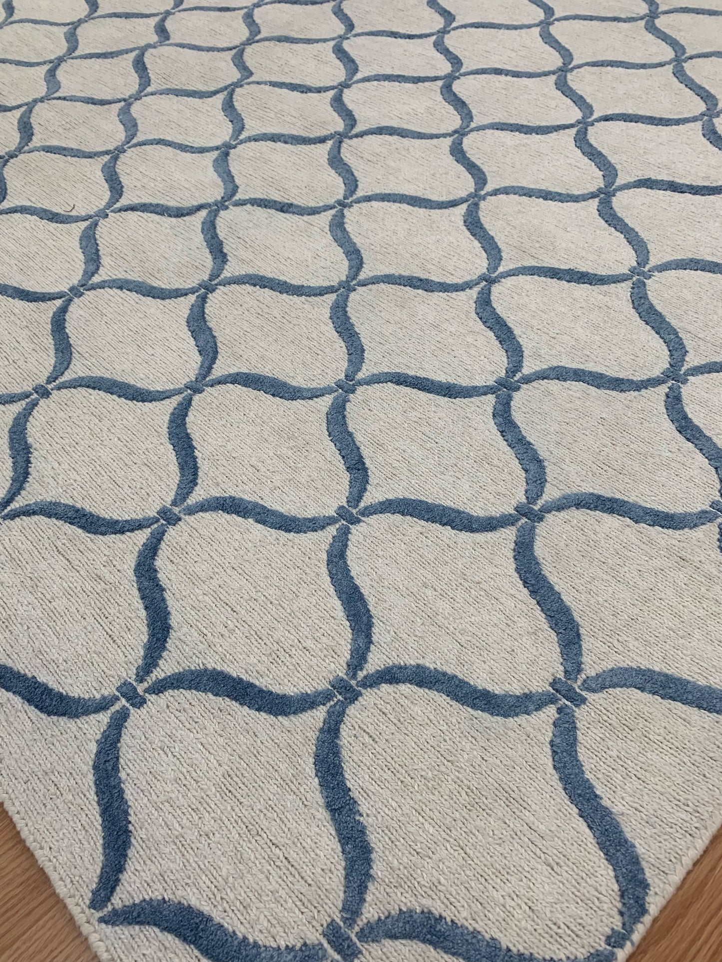 Hand-Knotted Wool & Bamboo Silk White/Blue Arabesque Sumak Rug (7'10"x9'9")