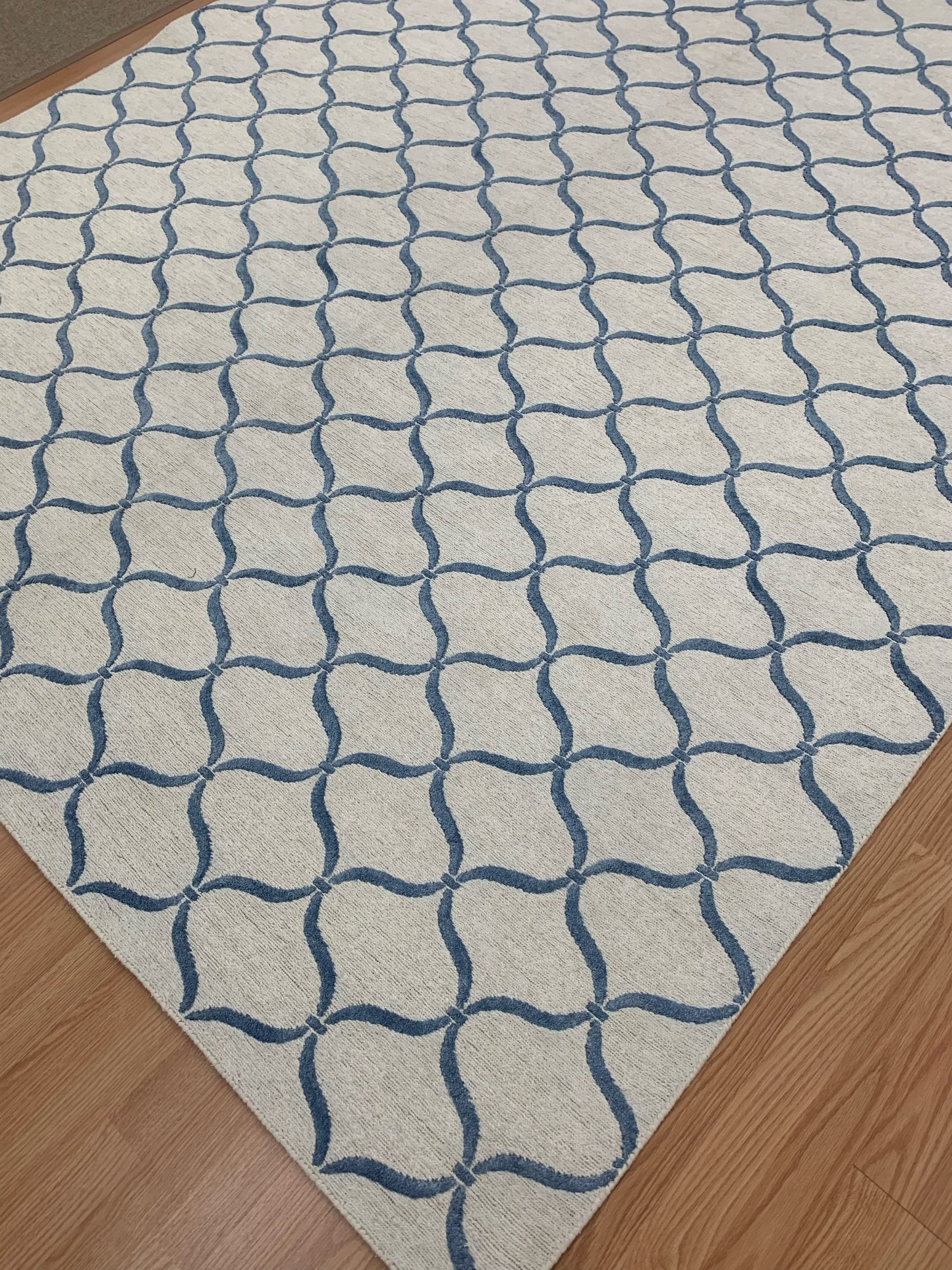 Hand-Knotted Wool & Bamboo Silk White/Blue Arabesque Sumak Rug (7'10"x9'9")